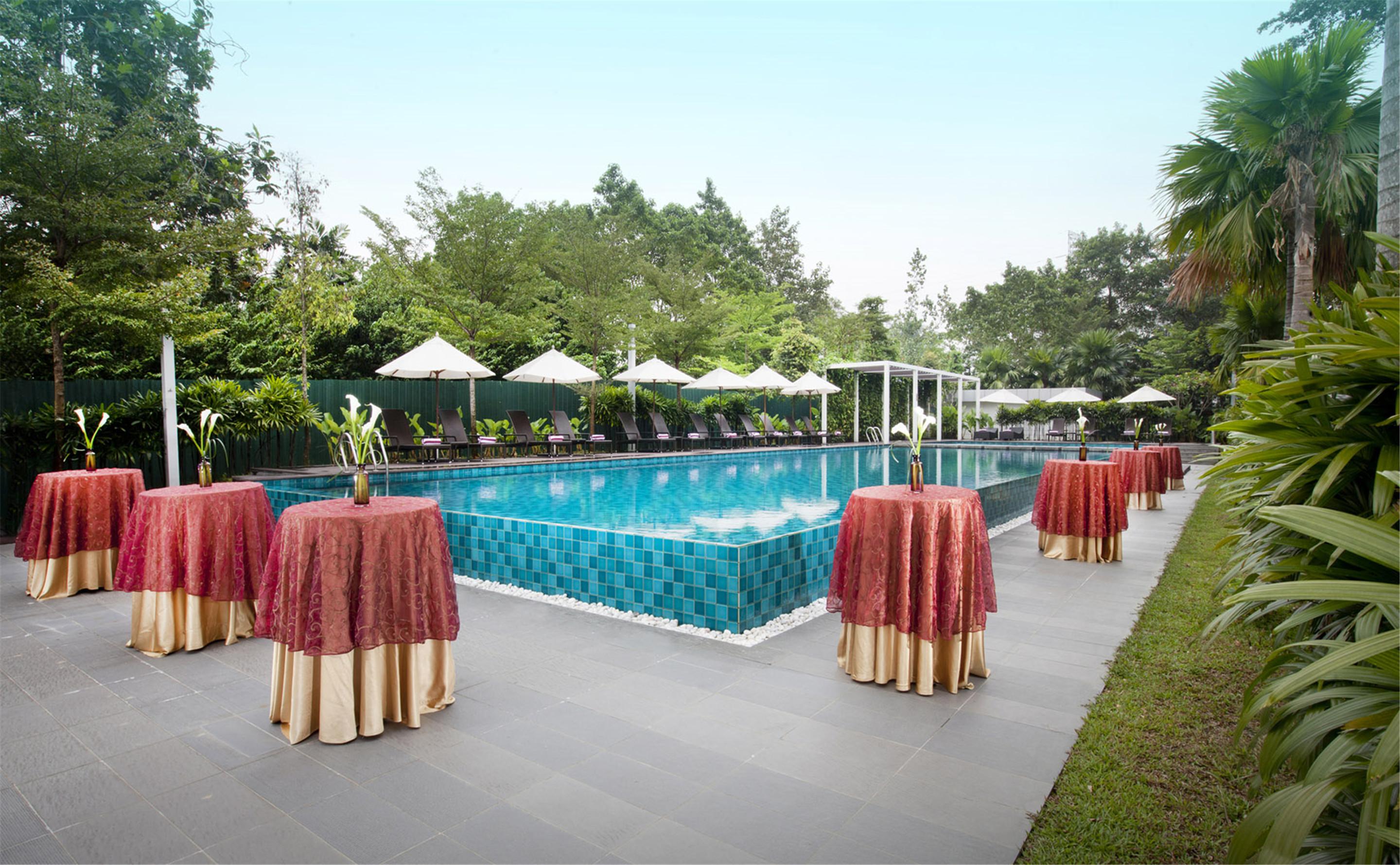 Dorsett Grand Subang Hotel Subang Jaya Exteriér fotografie The pool at the hotel