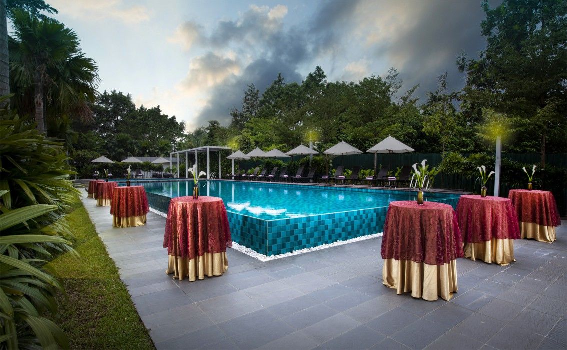 Dorsett Grand Subang Hotel Subang Jaya Exteriér fotografie The swimming pool at the hotel